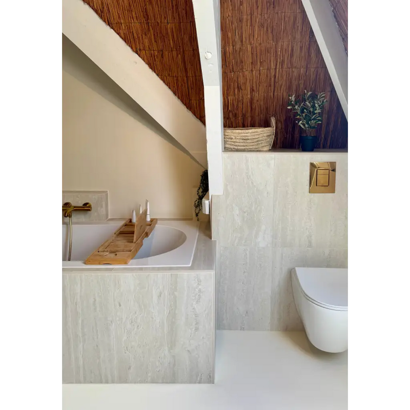 Attic badkamer met ingebouwde badkuip en wandcloset in Venice Beige Mat 120x120