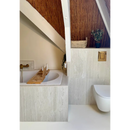 Moderne badkamer met inbouwbad en wandtoilet in Venice Beige mat 60x120 rett