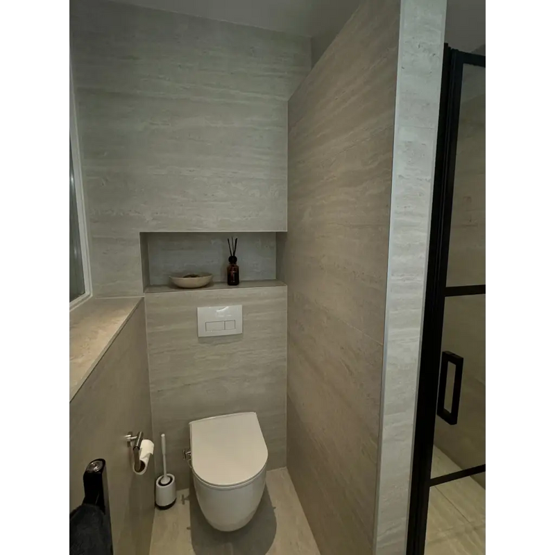 Wandtoilet met niches bovenop, perfect bij de Venice Beige mat 60x120 rett