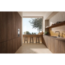 Moderne minimalistische keuken met houten kasten en Vento Del Sud Beige 60x60 rett