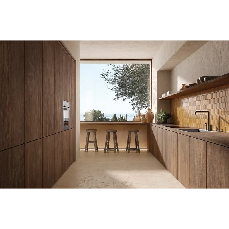 Moderne minimalistische keuken met houten kasten en Vento Del Sud Beige 60x60 rett