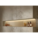 Verlichte muur niche met houten plank met badkamerproducten, Vento Del Sud Tortora 60x60 rett