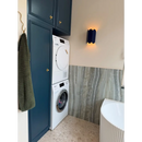 White miele wasmachine en droger unit met ronde deur en jade marmerlook zijdeglans tegen donkerblauwe kast Venus Jade