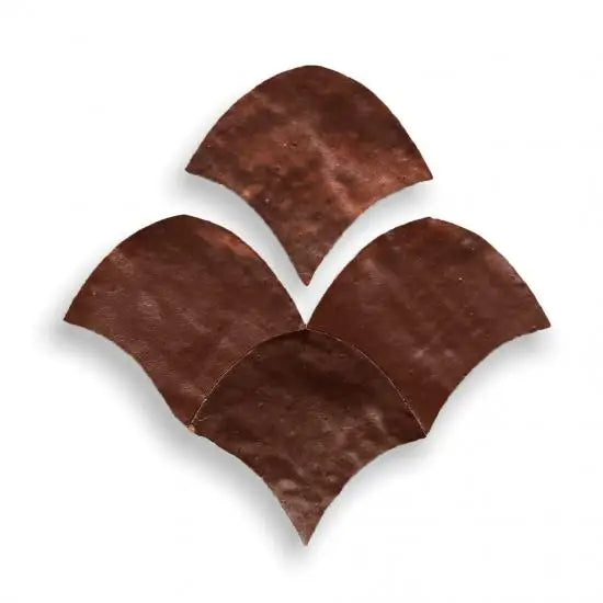 Bruine leren gitaar plectrum houder Zelliges Alhambra Fishscale 11 Noisette met geschubde randen en textuur