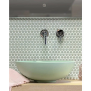 Mintgroene VKN500 lichtglanzend wastafel met hexagonale tegelachtergrond