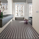 Geometrisch zwart-wit tegelvloer met wit bloemenpatroon voor een prachtige sfeer creëren