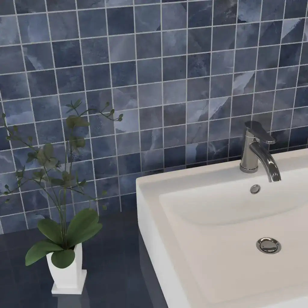 Witte keramische gootsteen met zilveren kraan en afvoer, modern ontwerp.