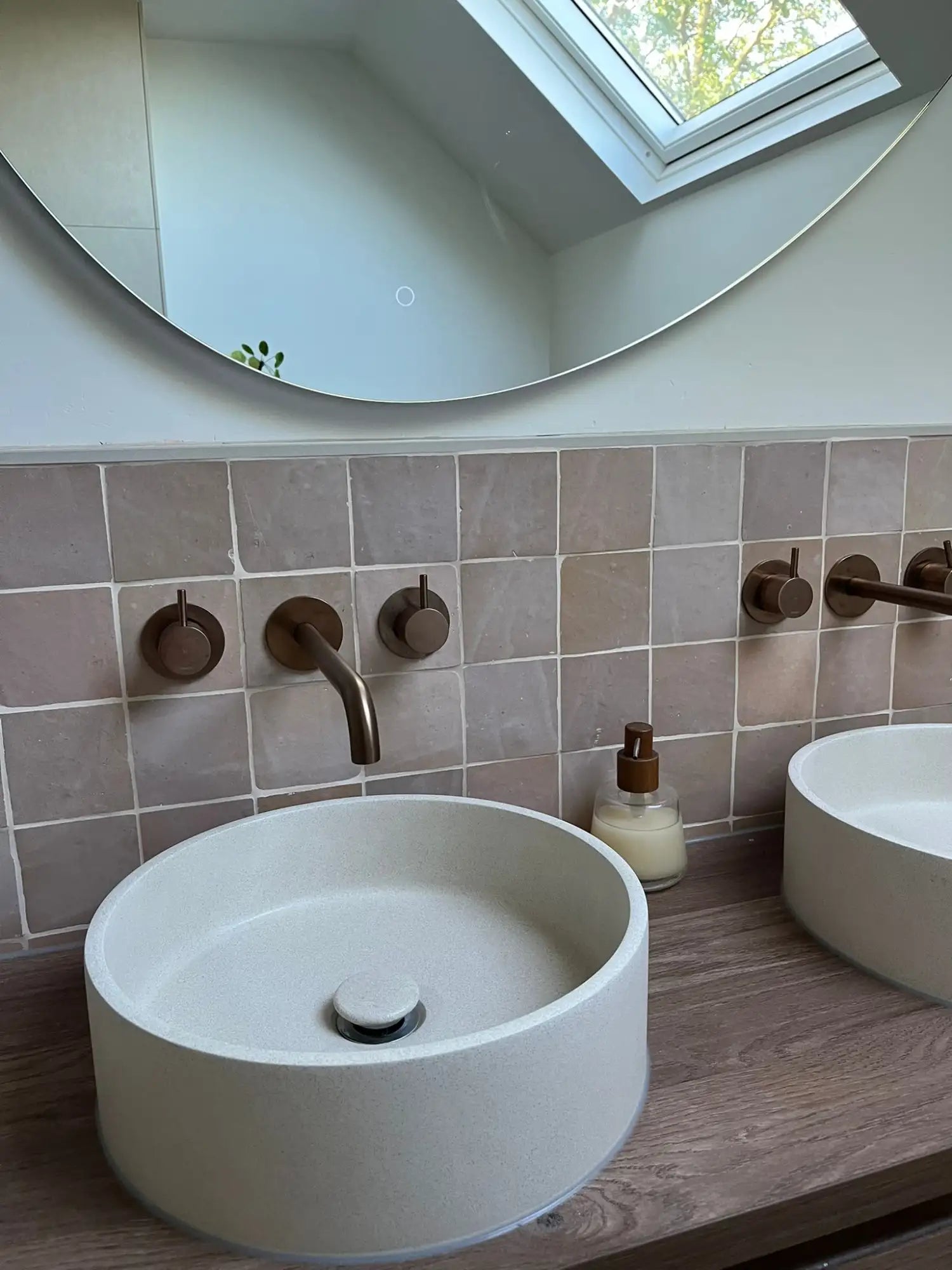 Witte keramische wastafel met geborsteld nikkel kraan en armatuur, modern ontwerp.