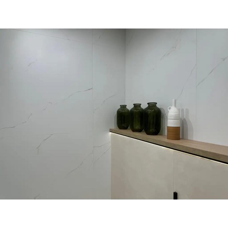 Wonder Mud keramische tegel met moderne betonlook: plank met 4 vazen