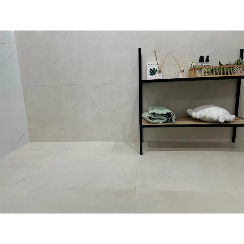 Wonder Mud 60x60 moderne betonlook keramische tegel op zwart metalen rek