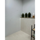 Minimalistische hoek met Wonder Mud keramische tegel en moderne betonlook vazen onder ingebouwde verlichting