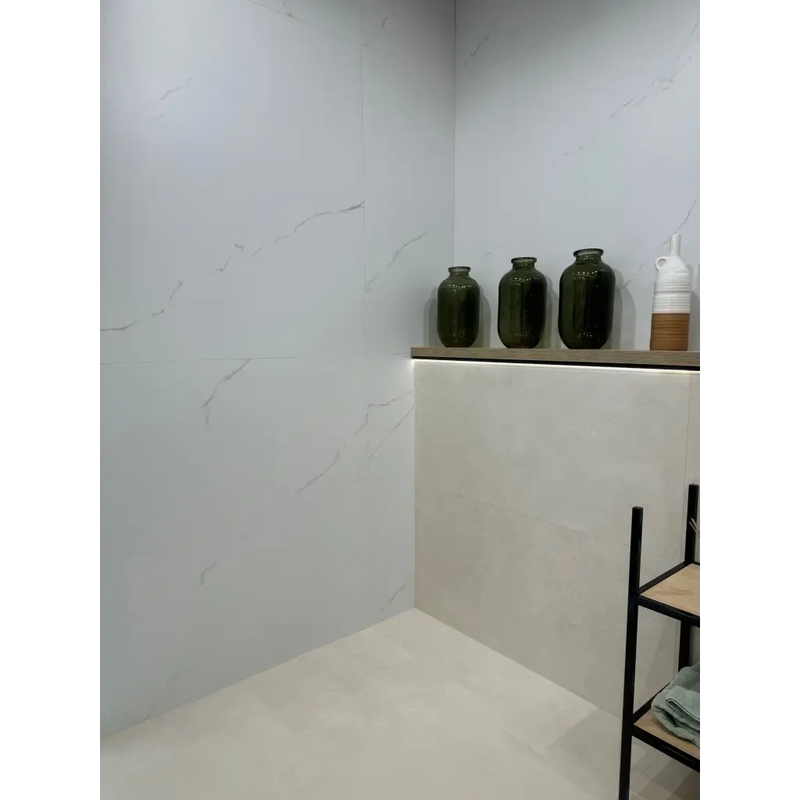 Minimalistische hoek met Wonder Mud keramische tegel en moderne betonlook vazen onder ingebouwde verlichting