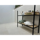 Twee-laags Wonder Mud rek van zwart metaal en licht hout, moderne betonlook tegel