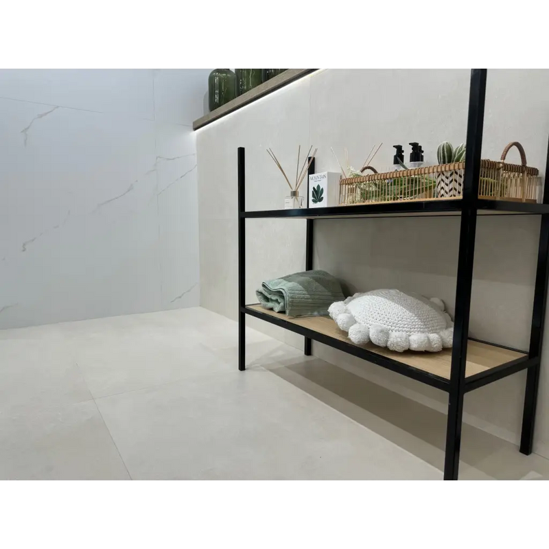 Twee-laags Wonder Mud rek van zwart metaal en licht hout, moderne betonlook tegel