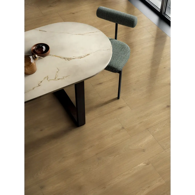 Moderne eetstoel met groene upholstery bij Woodwise Cedar 6mm tafel voor stijlvol dineren