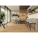 Moderne bar met black stools en Would Honey 22,5x90 rett vloertegels
