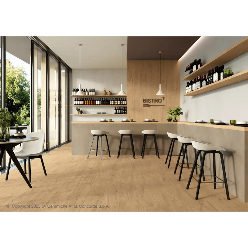 Moderne bar met black stools en Would Honey 22,5x90 rett vloertegels