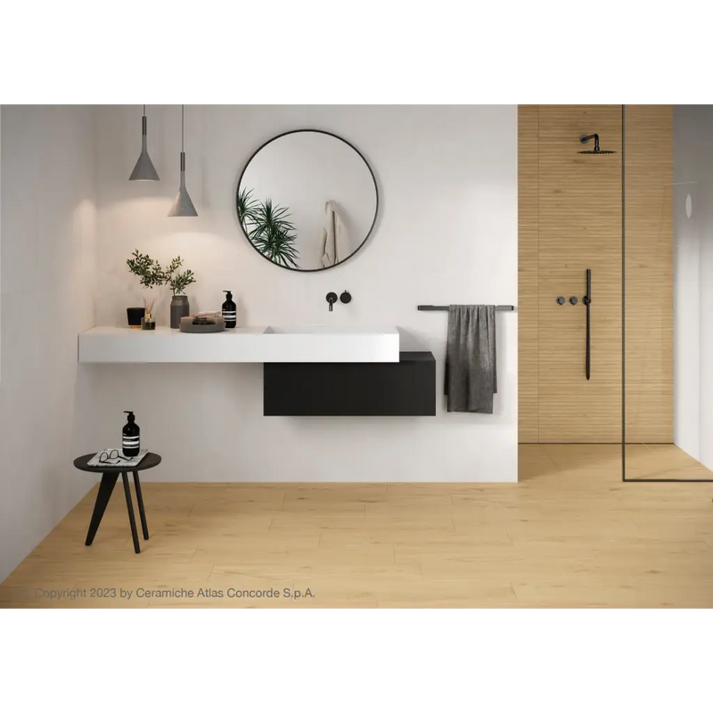 Minimalistische badkamer met Would Sugar 22,5x90 rett en elegante verlichting