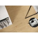 Robotstofzuiger op een houten vloer met Would Sugar 22,5x90 rett vloertegels