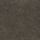 Donkere grijze betonoppervlak met korrelige structuur van Yacht Anthracite 30x30 rett