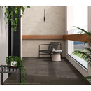 Zwarte metalen lounge stoel met slat-design naast cilindrische bijzettafel, Yacht Anthracite 30x60