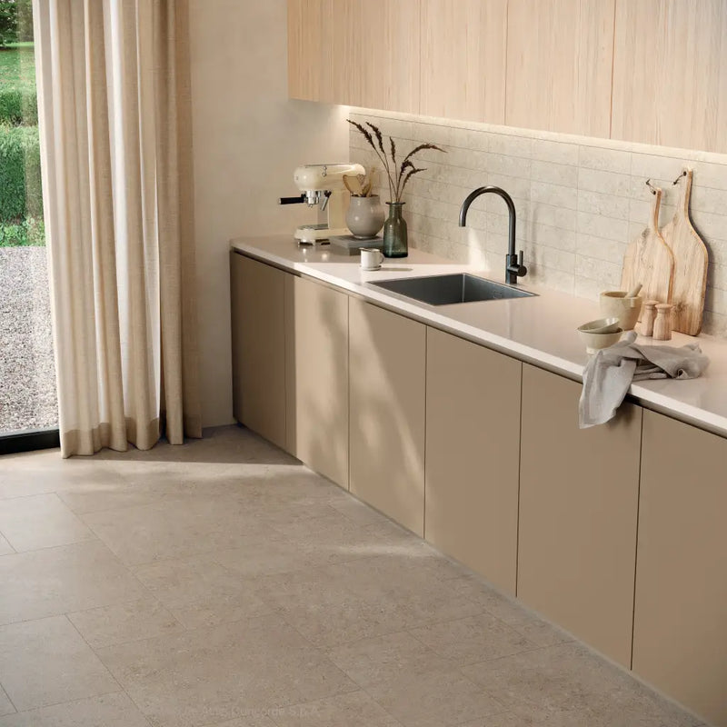 Moderne beige keuken met Yacht Ash 30x60 rett aanrecht en witte marmeren backsplash