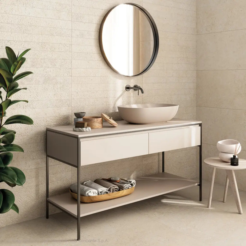 Moderne badkamer met Yacht Ivory 30x60 vanity, rond spiegel en metalen frame