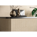 Moderne receptiebalie met verticale panelen en donker aanrecht, Yacht Stratos wandtegel 60x120