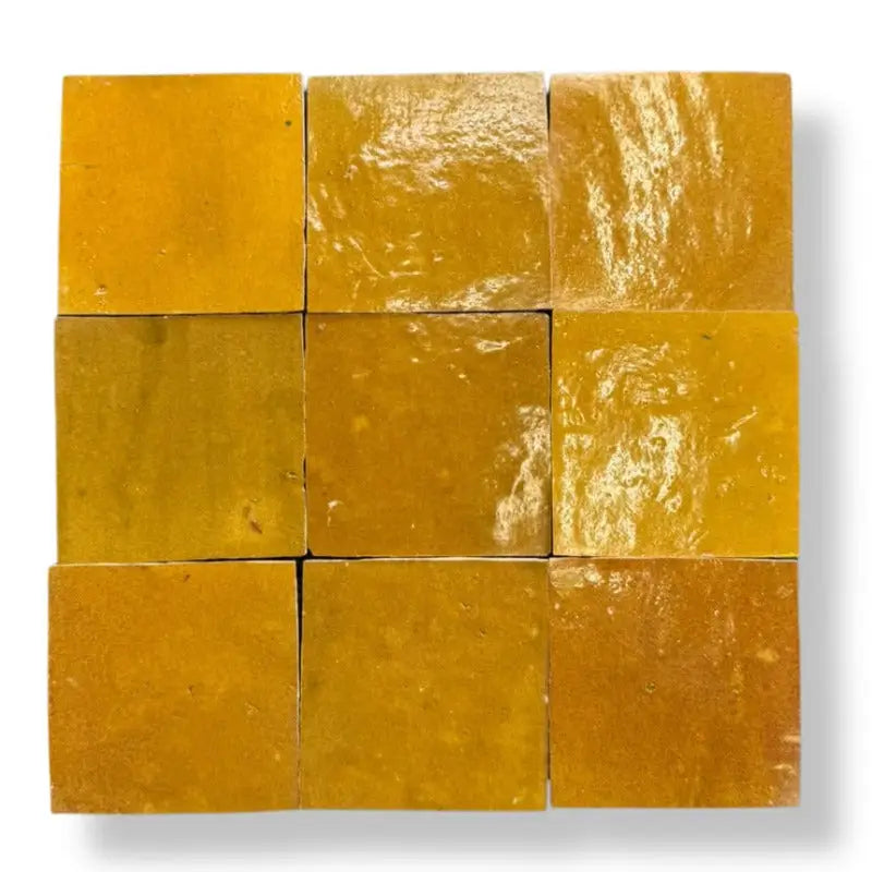 Handgemaakte zellige alcazar brun 10x10 cm tegels in warme ambergele tint met glanzend, licht gestructureerd oppervlak