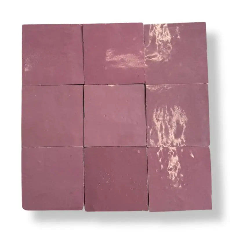Een grid van negen dusty rose zellige tegels in vieux rose 10x10 cm terracotta voor muur en vloer