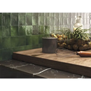 Donker cilindrische betonplant pot op houten oppervlak met Zellige Olive 10x10