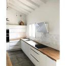 Moderne witte keuken met houten werkbladen en Zelliges Alhambra Blanc tegels