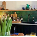 Verse verse tulpen in een glazen vaas met Zelliges Alhambra Cypresse 10x10cm