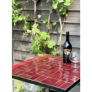 Rood tegeltafeltje met Baileys en glazen op Zelliges Alhambra 04 Rouge Medaillon 10x10 cm