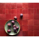 Verse verse pruimen op een groen keramisch bord met waterdruppels en Zelliges Alhambra 10x10 cm