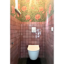 Moderne wandtoilet met beige zitting en Zelliges Alhambra 05 Roze tegels