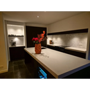 Moderne keuken met een witte aanrechtblad en zwarte basis, Zelliges Alhambra Blanc Cassé 10x10 cm