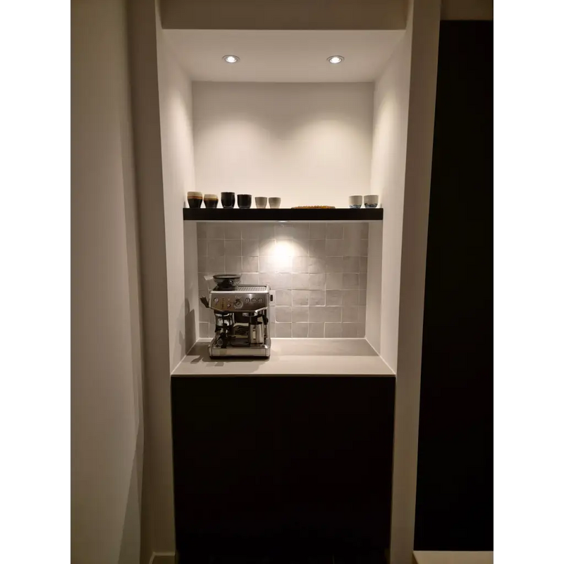 Professionele espressomachine met chrome afwerking en knoppen bij Zelliges Alhambra Blanc Casse