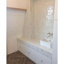 Witte ingebouwde kast met lades en een wastafel op de Zelliges Alhambra 06 Blanc Cassé