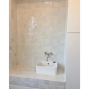 Witte vierkante wastafel met wandkraan in Zelliges Alhambra Blanc Cassé 10x10 cm