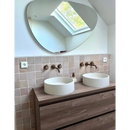 Moderne badkamer met Zelliges Alhambra Café au Lait 10x10 cm en dubbele wasbakken