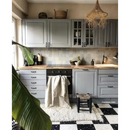 Grey kitchen cabinets met houten werkbladen en Zelliges Alhambra tegelvloeren