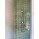 Moderne chrome douchekop en handdouche op lichtgroene Zelliges Alhambra tegels