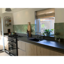 Moderne keuken met lichtgroene Zelliges Alhambra tegels en zwarte werkbladen
