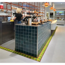 Moderne cafe met een Zelliges Alhambra Petrol 10x10 cm tegels en koperen planken