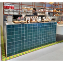 Moderne café counter met Zelliges Alhambra Petrol 10x10 cm vloertegels in teal