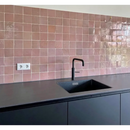 Zwarte matte kraan boven donkere gootsteen met Zelliges Alhambra 10x10 cm vloertegels