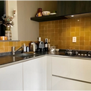 Moderne L-vormige keuken met Zelliges Alhambra Brun 10x10 cm als accent in de backsplash