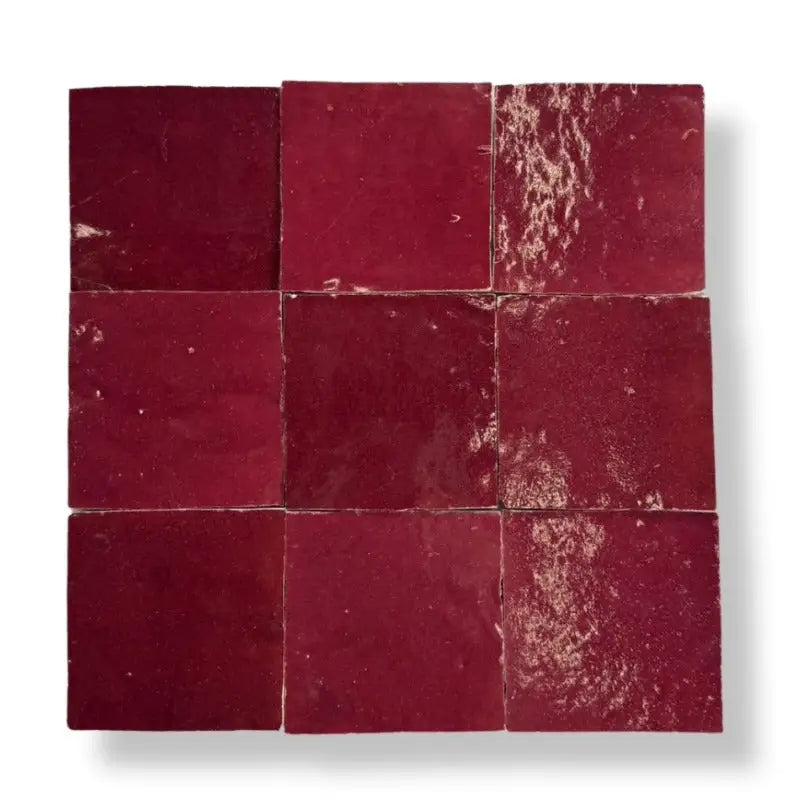 Set van negen vierkante diepe bordeaux rode zellige tegels met matte afwerking, ideaal als vloertegels of wandtegels