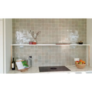 Witte zwevende plank op een betegelde muur met Zelliges Alhambra tegel